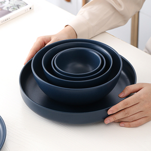 Ensemble de couleur bleu marine mat porcelaine forme ronde Style nordique vaisselle dîner assiettes et bols à bords vaisselle en gros - Product Image 4