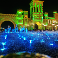 Fabrication d'un ensemble complet d'ornements de jardin élégants avec fontaine musicale pour projet de décoration paysagère commerciale à Dubaï