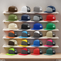 Gorra Deportiva Trucker Personalizada con Parche de Cuero con Logotipo, Unisex, Lisa, de Dos Tonos, Modelo Ri 168, 7 Paneles, Visera Plana, Cierre a Presión