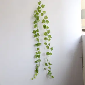 인공 녹색 잎 문자열 등반 매달려 벽