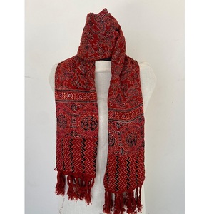 Étole d'impression Ajrakh en bloc à main Ryon doux avec artisanat de qualité supérieure et motifs élégants lavable en machine idéal pour la mode - Product Image 4