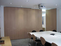 Portes pliantes insonorisées, cloison d'accordéon, panneau acoustique, cloisons mobiles, cadre en bois et aluminium, design moderne, salle de sport
