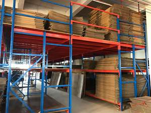 Revestimento resistente do mezanino da Multi-camada com escadas, plataforma industrial do sótão do armazenamento do quadro empilhamento de aço