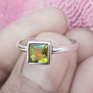 Bague en pierres précieuses péridot faite à la main indienne filles bijoux en argent Sterling 925 sur mesure en vrac en gros bagues en argent fin bijoux - Product Image 3