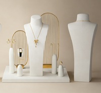Ensemble de présentoirs à bijoux élégants, modernes, personnalisables et durables avec éclairage LED, support en métal doré et velours blanc pour les magasins de détail et les centres commerciaux