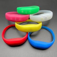 Vente en gros de bracelets à LED avec logo personnalisé Tissu en silicone à bas prix pour événement Bracelets promotionnels à commande vocale