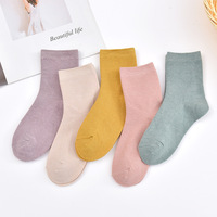 Chaussettes décontractées en coton pur tricotées avec logo, longueur ras du cou, absorbantes, polyvalentes, couleur bonbon, style preppy pour femme, collection automne-hiver