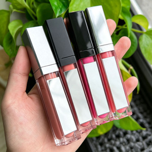หลอดลิปกลอสพร้อมกระจกและไฟ LED บำรุงริมฝีปากให้อวบอิ่ม ชุ่มชื้น รับผลิตแบบ OEM แบรนด์ส่วนตัว โลโก้ตามสั่ง - Product Image 6