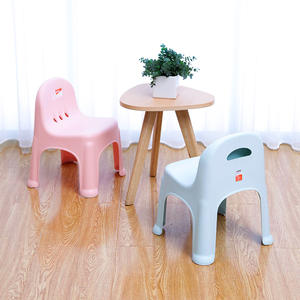 <span class=keywords><strong>Tabouret</strong></span> en plastique de couleur ronde haute moderne pour la maison chaise haute portable empilable antidérapante Tabourets de <span class=keywords><strong>bar</strong></span> en plastique empilables à bas prix - Product Image 1