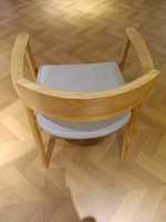 Fauteuil moderne de style nordique avec cadre en bois de frêne blanc et coussin en cuir souple pour le salon