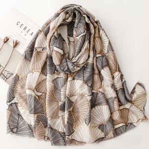 Écharpe à tête imprimée de haute qualité, grandes étoles, sensation de coton viscose doux, feuilles dorées brillantes, écharpes enveloppantes, châles - Product Image 3