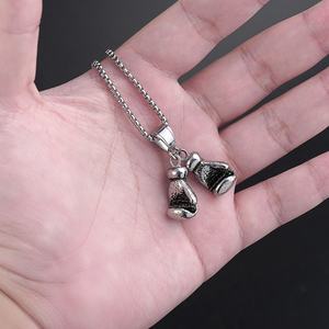 Collier de luxe mini gants de boxe pour hommes et femmes, cool, style hip-hop, en acier titane, longue chaîne, bijoux de sport et fitness - Product Image 6