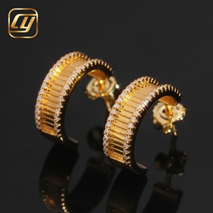 Boucles d'oreilles Huggie en Moissanite Plaqué Or, Taille Ronde Brillante, Sertissage Canal, Géométriques, Luxe, Unisexe, Usage Quotidien - Product Image 6