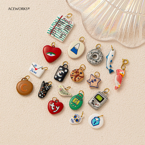 L'envie de jouir de la vie, à l'heure de la rétrogigue enfantine |   Pendentif en émail peint à la main en acier inoxydable plaqué or 18K PVD, imperméable, hypoallergénique, durable - Product Image 4