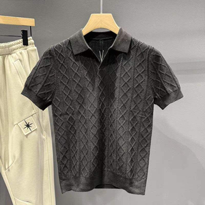 <span class=keywords><strong>เสื้อ</strong></span>โปโลถักลายเคเบิ้ลสไตล์วินเทจ R&U <span class=keywords><strong>รุ่น</strong></span> Old Money สำหรับผู้ชาย คอวี ยืดได้ ทรงเข้ารูป แขนสั้น - Product Image 3