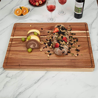 Groot houten snijplank met sapgoot, dik massief houten hakblok voor keukenvoorbereiding en charcuterie serveerschaal