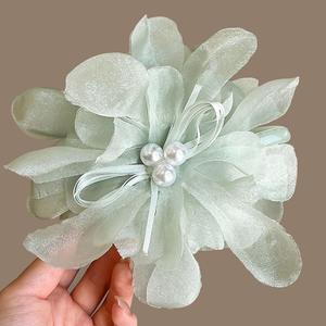 Élégante Épingle à Cheveux en Tulle Floral Rose Menthe avec Nœud Perlé Blanc – Accessoire de Mode Idéal pour les Coiffures Quotidiennes - Product Image 3