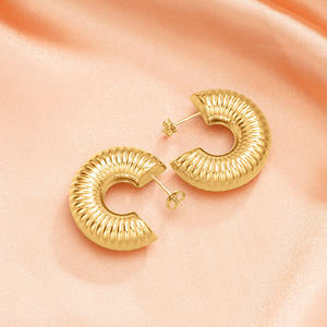 Orecchini a Cerchio Trendy Placcati Oro in Lega di Zinco a Forma di C Unisex Gioielli alla Moda per Feste - Product Image 4