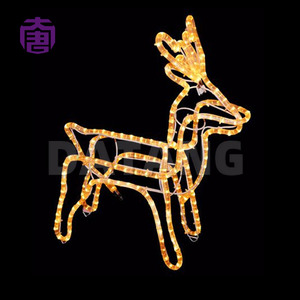 Figurines lumineuses en forme de cerf qui égayent une scène de Noël paisible sur les pelouses d'hôtels, les places publiques et les sites d'événements saisonniers - Product Image 2