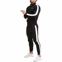 Ensemble survêtement homme personnalisé : veste et pantalon, col zippé, empiècements color block, poches latérales, coupe slim, idéal pour le jogging, la gym et le fitness.