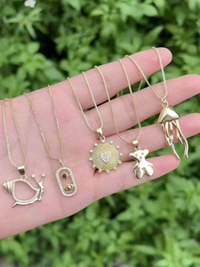 Collares de verano con dijes metálicos de caracol, oso, corazón y medusa para mujer - Product Image 3