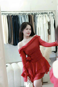 Minivestido rojo de un solo hombro con volantes en la cintura, hecho en Vietnam, de manga larga con puño con volantes. - Product Image 6