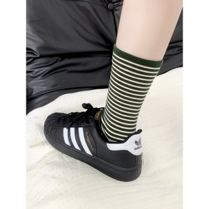 Chaussettes mi-mollet pour femmes, rayées, respirantes, en fibre de polyester, absorbant la transpiration, résistantes aux odeurs, style jeune - Product Image 1