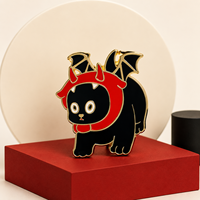 Épinglette en métal émaillé personnalisée, mignonne, avec cornes rouges de démon et ailes de chauve-souris, thème Halloween, pour amoureux des animaux et collectionneurs, cadeau souvenir, vente en gros du fabricant