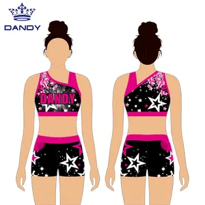 Cheerleader personalizzato esercizio trenino rosa lucido allegria indossa reggiseno sportivo canotti e pantaloncini completi