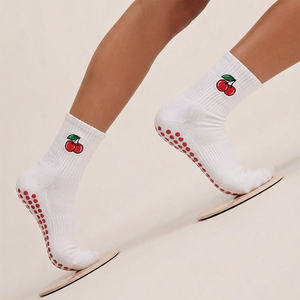 Chaussettes de sport BiLu professionnelles en coton biologique antidérapantes et respirantes pour yoga, pilates, barre et fitness, motif dessin animé pour femmes - Product Image 2