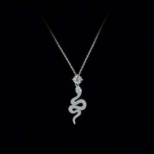 Collar de Plata de Ley S925 con un Pequeño Colgante de Serpiente y Collar de Moissanita - Product Image 3