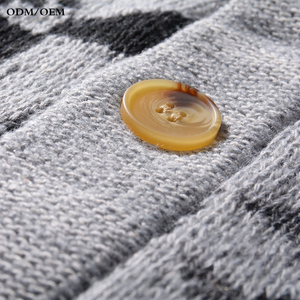 Cardigan en cachemire pour homme, tricot côtelé épais, col châle généreux et luxueux, poignets retroussés, fermeture boutonnée élégante - Product Image 4