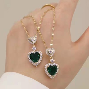 Collana con ciondolo a forma di cuore con zirconi in acciaio inossidabile placcato oro di alta qualità per donna - Product Image 2