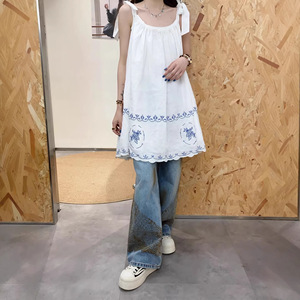 Chemisier sans manches brodé style français pour femme, débardeur blanc élégant et ajusté pour les vacances - Product Image 3