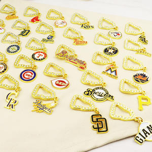 Set de Adornos Decorativos para Sombreros con Logotipo de Equipo Deportivo, Cadena Metálica, Pin Esmaltado y Colgante - Product Image 3