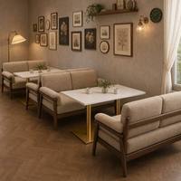 Ensemble de chaises et tables de style Japandi pour restaurant, canapé trois places avec sièges en tissu tissé, base centrale dorée pour hôtel, café