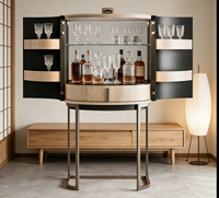 Armoire à vin de luxe minimaliste avec corps incurvé et support métallique élégant pour armoire à vin résidentielle contemporaine