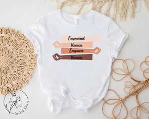 Maglietta da donna in cotone con stampa 'Empowered Women Empower Women' - Girocollo, vestibilità regolare, per tutte le stagioni, design 'Girl Power' - Product Image 3