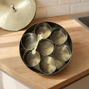 Boîte à masala en laiton avec 6 compartiments et cuillère |   Conteneur de rangement pour épices indiennes traditionnelles pour la cuisine et la salle à manger - Product Image 5