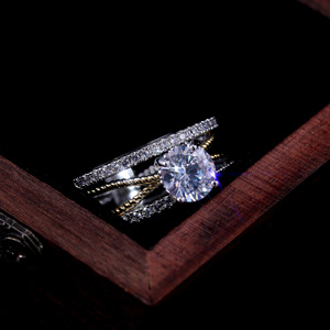 Anello Elegante con Zirconi Geometrici Dorati, Gioiello Moderno per Uso Quotidiano Femminile - Product Image 2