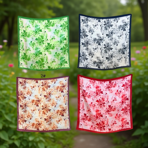 Foulard Quadrato a Forma di Foglia 70x70cm con Stampa Floreale, Accessorio di Moda - Product Image 2