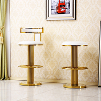 Tabouret de bar moderne en acier inoxydable doré brillant avec revêtement en cuir synthétique et repose-pieds pour hôtel, café, boutique