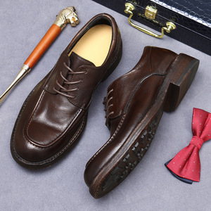 Zapatos hechos a mano de lujo pero con un estilo distintivo para hombre. Parte superior de cuero con suela de cuero. Zapatos de negocios a la moda. Estilo británico. - Product Image 2
