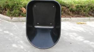 कारखाने में 100 लीटर क्षमता 200 किलोग्राम भार प्लास्टिक ट्रे wb78001 व्हीलबाररो के निर्माण और उद्यान के लिए न्यूमेटिक पहियों के साथ - Product Image 2