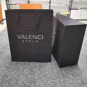Diseño personalizado impreso compras regalo embalaje bolsa de papel con su propio logotipo de lujo negro blanco venta al por menor bolsa de papel grueso para la ropa - Product Image 4