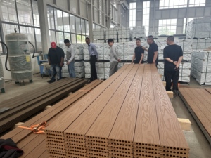 แผงรั้วไม้เทียม WPC ประกอบง่าย สไตล์โมเดิร์น ผิวลายไม้ ความสูง 6 ฟุต ได้รับการรับรองมาตรฐาน CE สำหรับใช้งานภายนอกบ้านพักตากอากาศ - Product Image 3