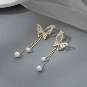 Boucles d'oreilles pendantes tendance en alliage plaqué or 18 carats avec cristaux, strass et perles, design géométrique, nouvelle collection - Product Image 5