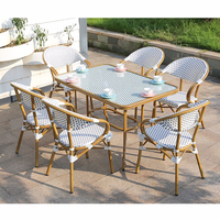 Meubles de terrasse de restaurant bistrot en rotin d'extérieur, style français, table et chaises de salle à manger d'extérieur, chaise de bistrot de jardin