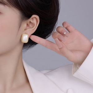 Boucles d'oreilles carrées en perles de style rétro tendance de Hong Kong, géométriques, simples, élégantes, au tempérament polyvalent et à la mode, idéales pour un cadeau - Product Image 4