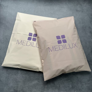 Sacs Ziplock mats couleur abricot de luxe en gros, pochettes zippées beiges personnalisables avec logo pour l'emballage de produits de beauté et de soins de la peau - Product Image 3